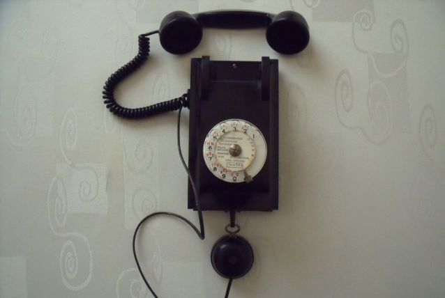 Téléphone vintage mural en bakélite