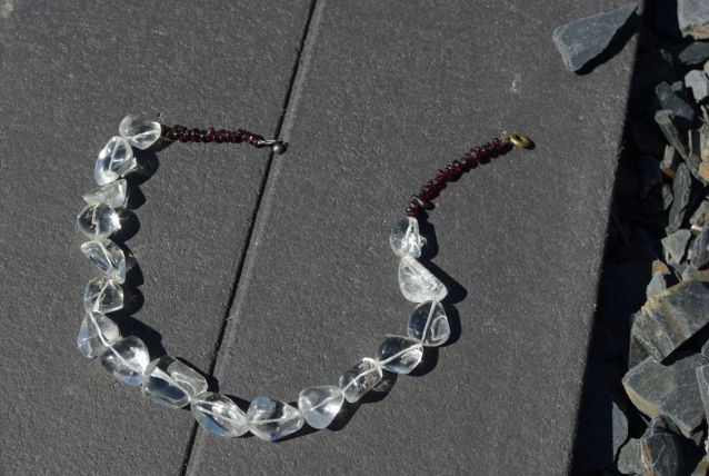 Collier en pierre de cristal et grenats