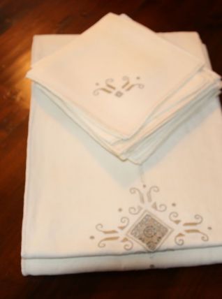 Nappe lin écru  brodée main et 12 serviettes assorties