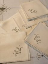 Nappe lin écru  brodée main et 12 serviettes assorties