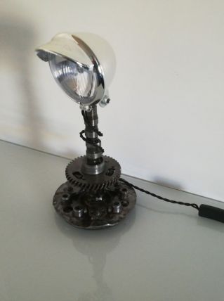 Lampe avec pièces 2cv recyclé 