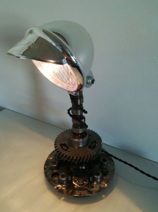 Lampe avec pièces 2cv recyclé 