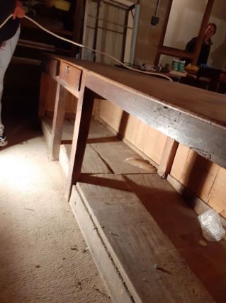 vieux comptoir de marchand de tissu en pin
