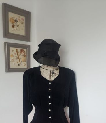 Ensemble veste cintrée noire et jupe droite corail.