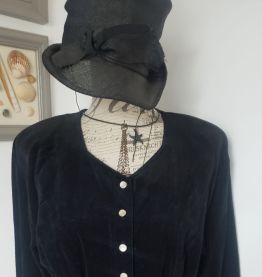 Ensemble veste cintrée noire et jupe droite corail.