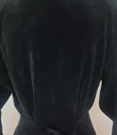 Ensemble veste cintrée noire et jupe droite corail.