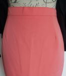 Ensemble veste cintrée noire et jupe droite corail.