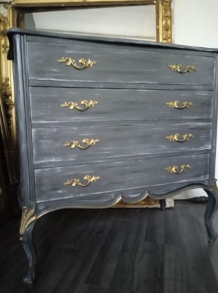 Commode style Louis XV patinée