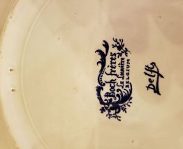 Assiette décorative Boch frères scène de vie