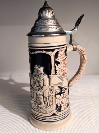 Chope à bière en grès bleu , signé