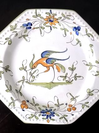 Assiette octogonale en faïence de Moustiers
