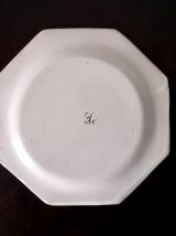 Assiette octogonale en faïence de Moustiers