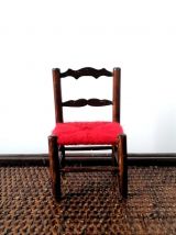Trois chaises miniatures