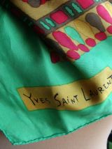 Foulard carré 100% soie Yves Saint-Laurent