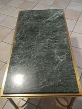 Table en marbre vert et laiton. 