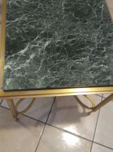 Table en marbre vert et laiton. 
