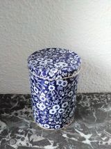 Boite en tôle bleue (décor floral)