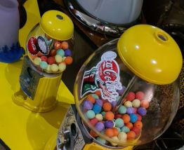 2 Distributeurs a bonbons  jaune 28x15  fonte d alu et verre