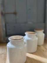 Trio de pots en grès crème moucheté