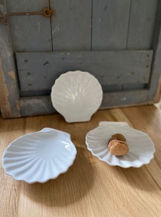 Trio de coquilles en porcelaine blanche