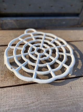 Grand dessous de plat blanc en fonte émaillée vintage