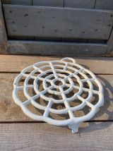 Grand dessous de plat blanc en fonte émaillée vintage