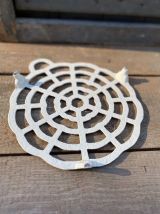 Grand dessous de plat blanc en fonte émaillée vintage