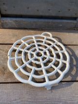 Grand dessous de plat blanc en fonte émaillée vintage