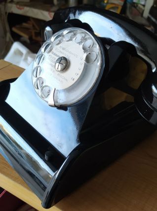 Telephone ancien en bakelite noir