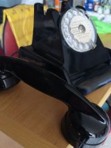 Telephone ancien en bakelite noir