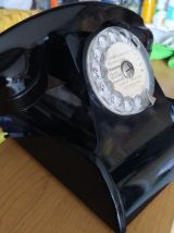 Telephone ancien en bakelite noir