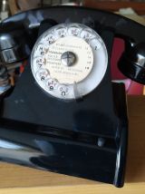 Telephone ancien en bakelite noir