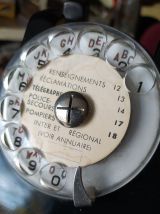 Telephone ancien en bakelite noir