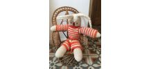 Lapin doudou en laine tricotée à  la main.