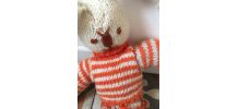 Lapin doudou en laine tricotée à  la main.