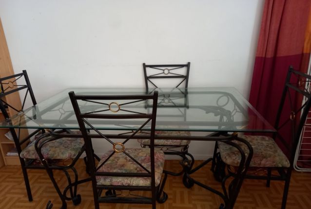 Table verre en fer forgé et ses 4 chaises