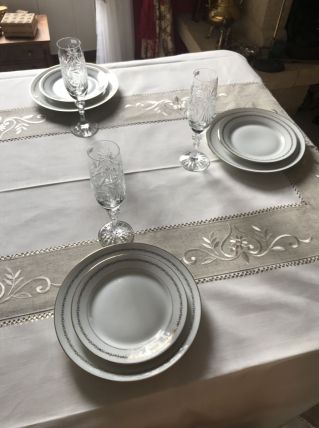 12 flûtes à champagne ciselées neuves de Pologne.