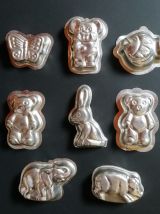 8 moules anciens en fer blanc animaux 