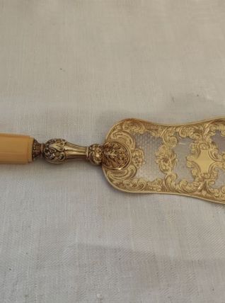 Pelle à tarte ancienne en argent massif et vermeil ciselée 