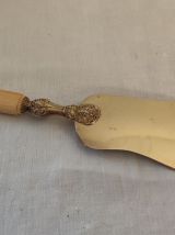 Pelle à tarte ancienne en argent massif et vermeil ciselée 