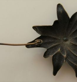 Broche énigmatique en bronze vintage runes symboles 