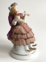 figurine porcelaine et tissu