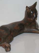 Chat allongé en bronze par Pierre Chenet