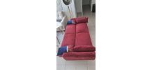 Canapé-lit en velour rouge en très bon état