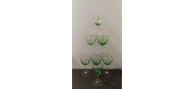 7 verres  de couleur vert avec motifs 