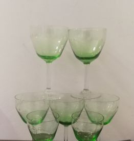 7 verres  de couleur vert avec motifs 