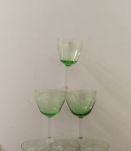 7 verres  de couleur vert avec motifs 