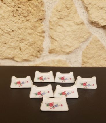 7 repose couverts en porcelaine motif fleurs