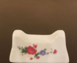 7 repose couverts en porcelaine motif fleurs