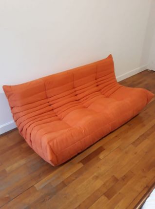 canapé trois places Togo Ligne Roset en alcantara orange